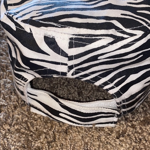 Paw print Zebra Stripe Glitter hat - Picture 7 of 11